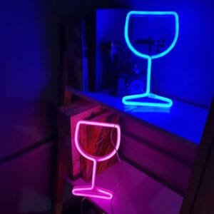 éclairez Votre Décor Avec Notre Mini Néon Verre De Vin élegant!