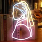 eclairez votre espace avec le neon jeune fille a la perle 763 1