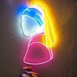 eclairez votre espace avec le neon jeune fille a la perle 947 1
