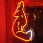 eclairez votre espace avec le neon renard elegance et mystere 413 1