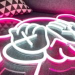 éclairez Votre Vie Avec Le Néon Kaws, Style Et élégance Assurés !