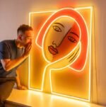 illuminez votre espace avec la captivante neon penseuse uv 142 1
