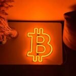 illuminez votre espace avec le neon bitcoin eclatant et tendance 637 1