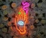illuminez votre espace avec le neon main fumee envoutant 628 1