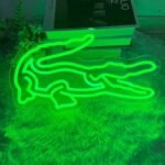 Néon Lacoste : Illuminez Votre Espace Avec élégance Sportive!