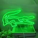 Néon Lacoste : Illuminez Votre Espace Avec élégance Sportive!