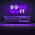 neon motivant dont quit brillez avec determination violet 30x15cm 601 1