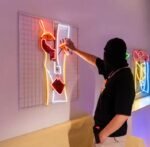 Plongez Dans L’art Avec Notre Néon Uv Picasso éblouissant !