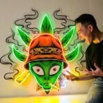 plongez dans lunivers avec le neon alien eblouissant 307 1