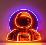 Voyagez à Travers Les étoiles Avec Le Néon Cosmonaut De 80 Cm !