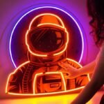 Voyagez à Travers Les étoiles Avec Le Néon Cosmonaut De 80 Cm !