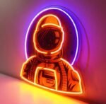 Voyagez à Travers Les étoiles Avec Le Néon Cosmonaut De 80 Cm !
